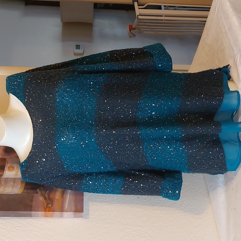 Coma Women, sequined long sleeved top. Size 1X. Pre-owned, gently used.